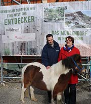 Zoodirektor Rasem Baban, Bürgermeisterin Christine Strobl im neuen Mühlendorf Hellabrunn (©Foto. Martin Schmitz)